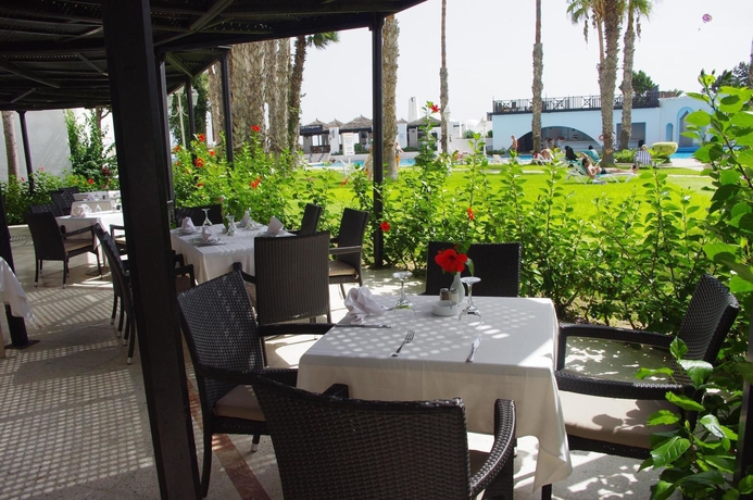 Imagen del bar/restaurante del Hotel L´orient Palace Resort and Spa. Foto 2