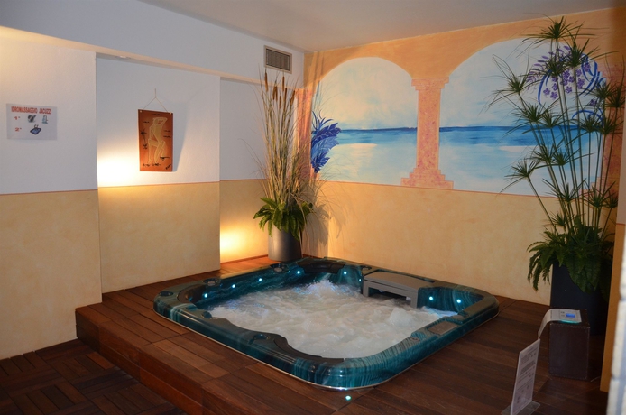 Imagen de la piscina del Hotel Ladina. Foto 16