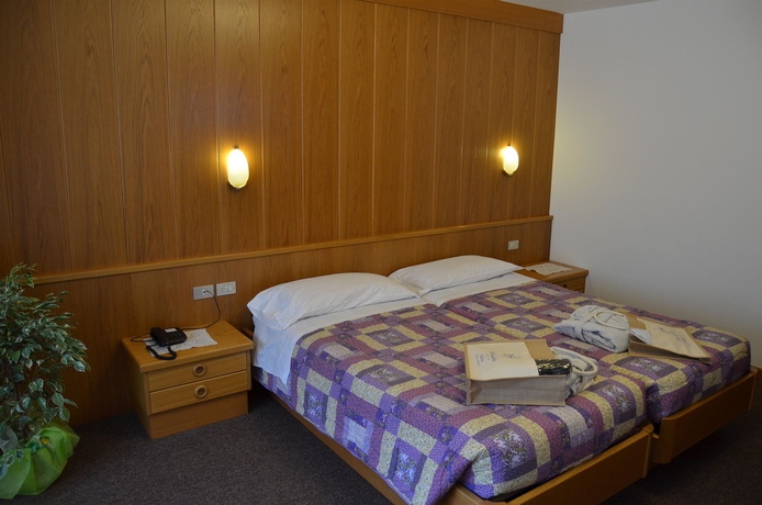 Imagen de la habitación del Hotel Ladina. Foto 10