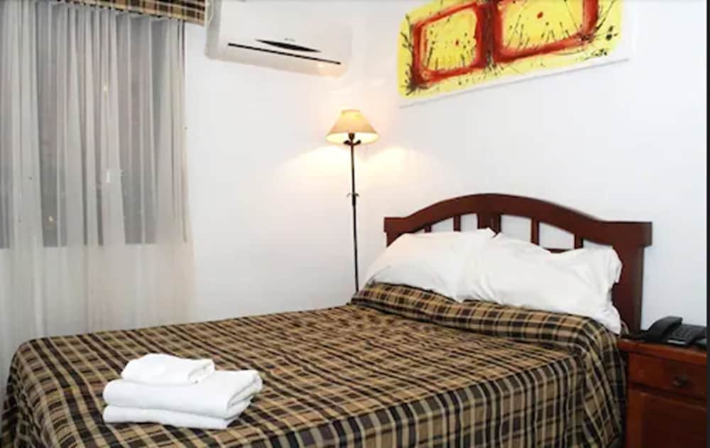 Imagen de la habitación del Hotel Laerte Mendoza. Foto 5