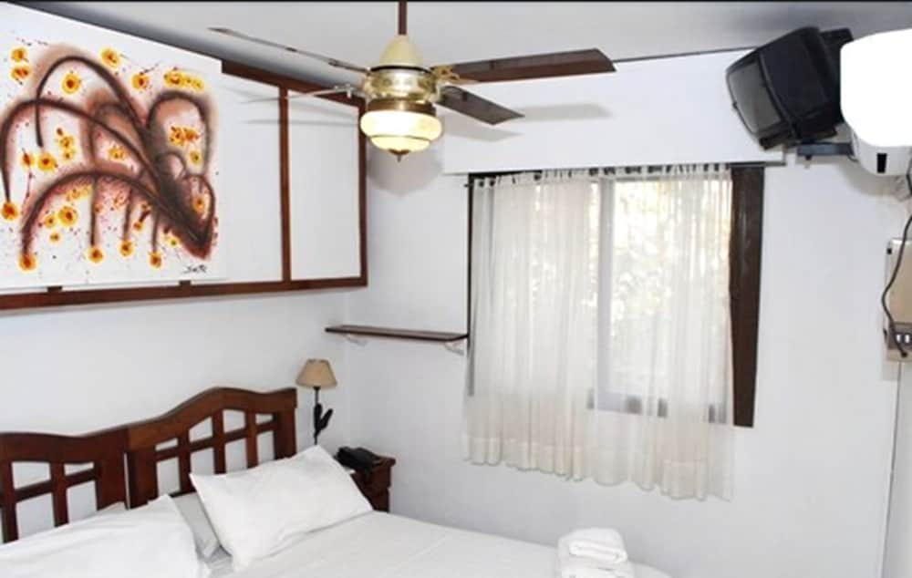 Imagen de la habitación del Hotel Laerte Mendoza. Foto 7