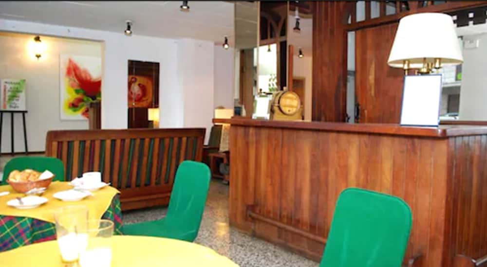 Imagen del bar/restaurante del Hotel Laerte Mendoza. Foto 2