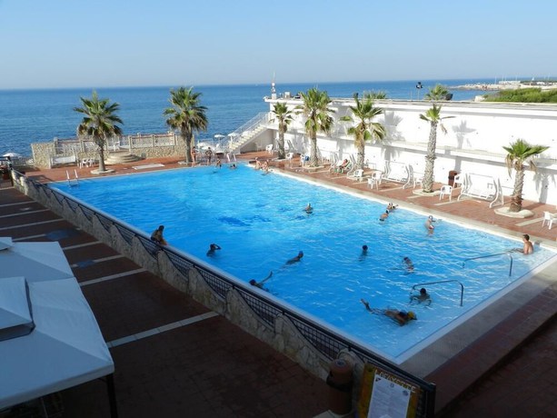 Imagen de la piscina del Hotel Lafayette, Giovinazzo. Foto 18