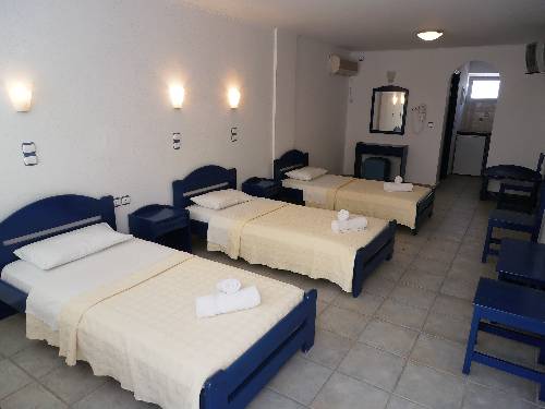 Imagen de la habitación del Hotel Lagada Beach, Ad&aacute;mas. Foto 4