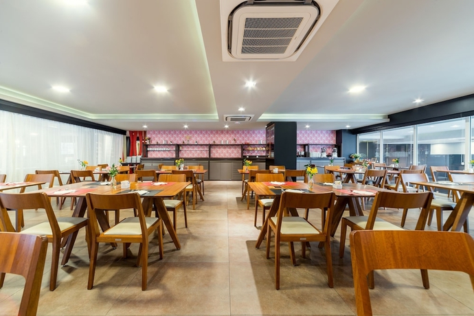 Imagen del bar/restaurante del Hotel Laghetto Stilo Borges. Foto 3