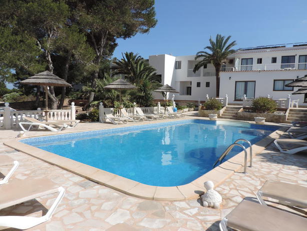 Imagen de la piscina del Hotel Lago Dorado. Foto 7