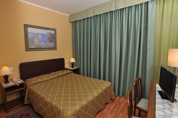 Imagen de la habitación del Hotel Lago Verde. Foto 12