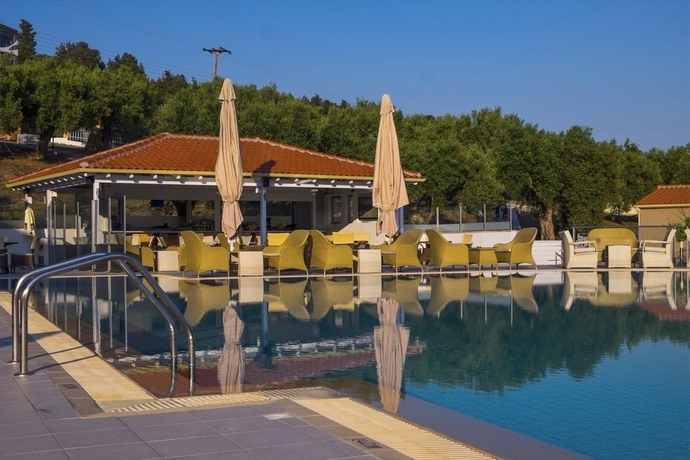 Imagen de la piscina del Hotel Lagomandra Beach. Foto 12