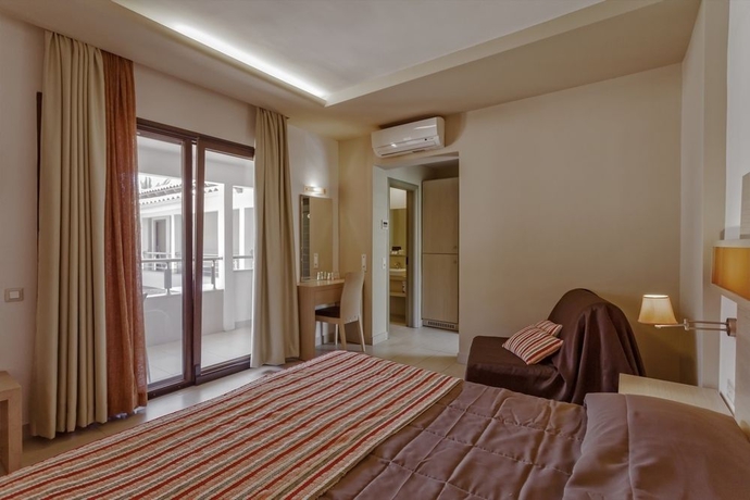 Imagen de la habitación del Hotel Lagomandra Beach. Foto 8