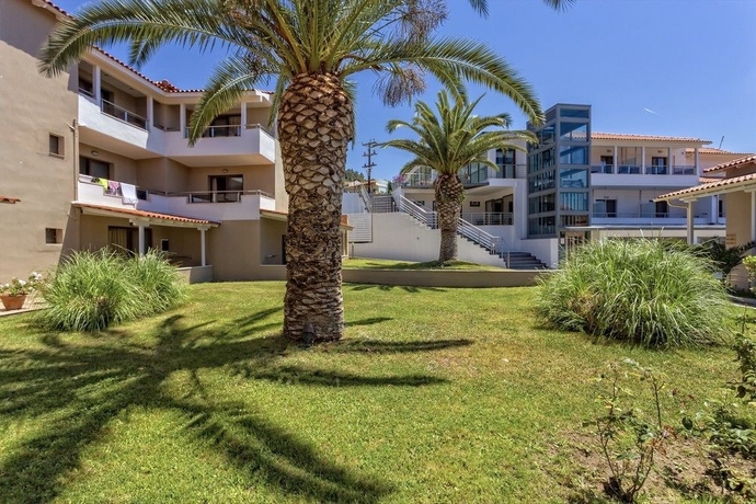 Imagen de los exteriores del Hotel Lagomandra Beach. Foto 10