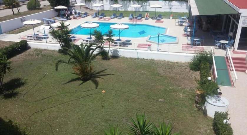Imagen de la piscina del Hotel Lagonas Beach. Foto 12
