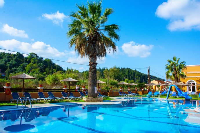 Imagen de la piscina del Hotel Lagoon and Apartments. Foto 15