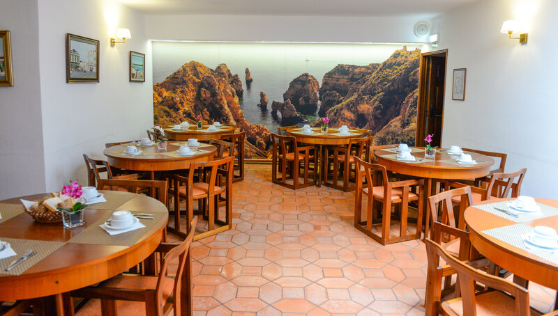 Imagen del bar/restaurante del Hotel Lagosmar. Foto 2