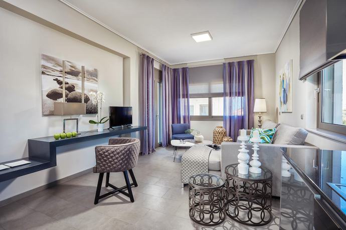 Imagen de la habitación del Hotel Lagouvardos Village. Foto 17