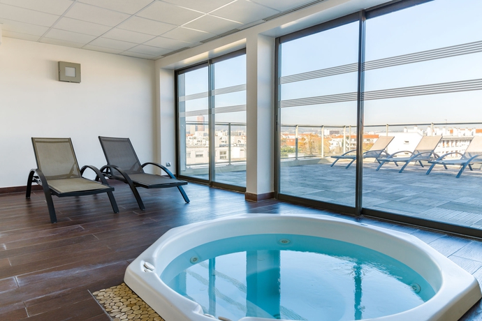 Imagen de la piscina del Hotel Lagrange Apart'hotel Lyon Lumière. Foto 15