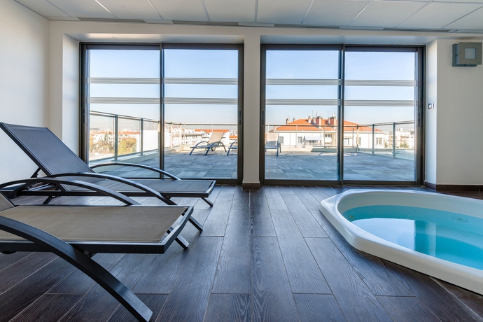 Imagen de la piscina del Hotel Lagrange Apart'hotel Lyon Lumière. Foto 16