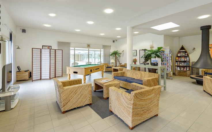 Imagen de los interiores del Hotel Lagrange Vacances Le Hameau De Peemor Pen. Foto 15