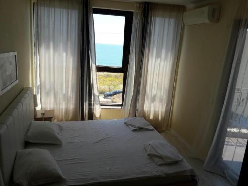 Imagen general del Hotel Laguna Beach, Ravda. Foto 1
