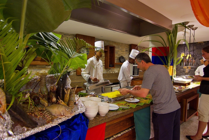 Imagen del bar/restaurante del Hotel Laguna Beach and Spa. Foto 6