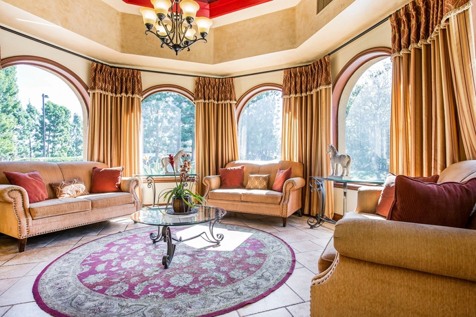 Imagen de los interiores del Hotel Laguna Hills Inn by Irvine Spectrum. Foto 14