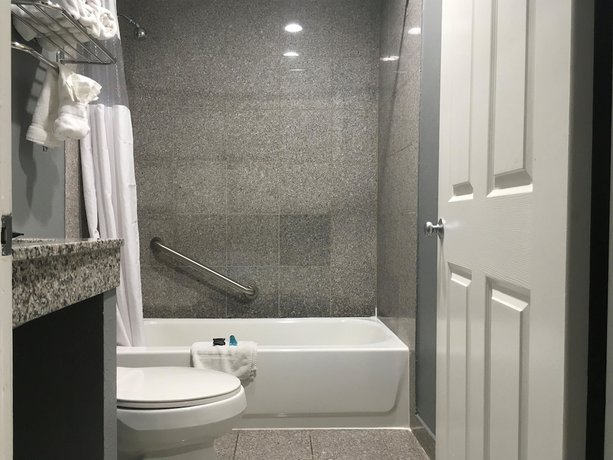 Imagen de la habitación del Hotel Laguna Inn and Suites. Foto 5
