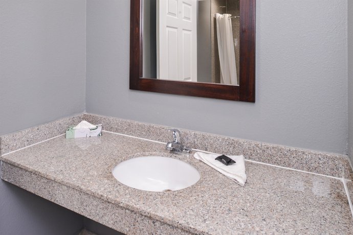 Imagen de la habitación del Hotel Laguna Inn and Suites. Foto 6