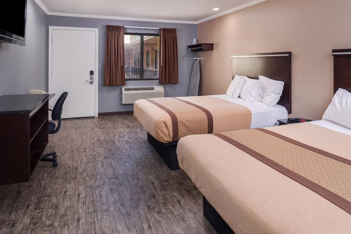Imagen de la habitación del Hotel Laguna Inn and Suites. Foto 13