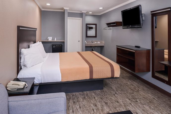 Imagen de la habitación del Hotel Laguna Inn and Suites. Foto 18