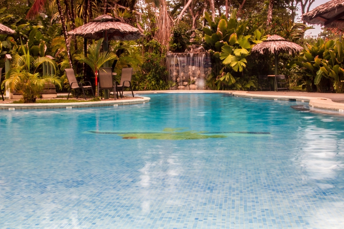 Imagen de la piscina del Hotel Laguna Lodge Tortuguero. Foto 15