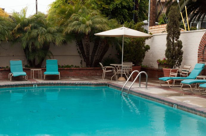 Imagen de la piscina del Hotel Laguna Shores Studio Suites. Foto 16