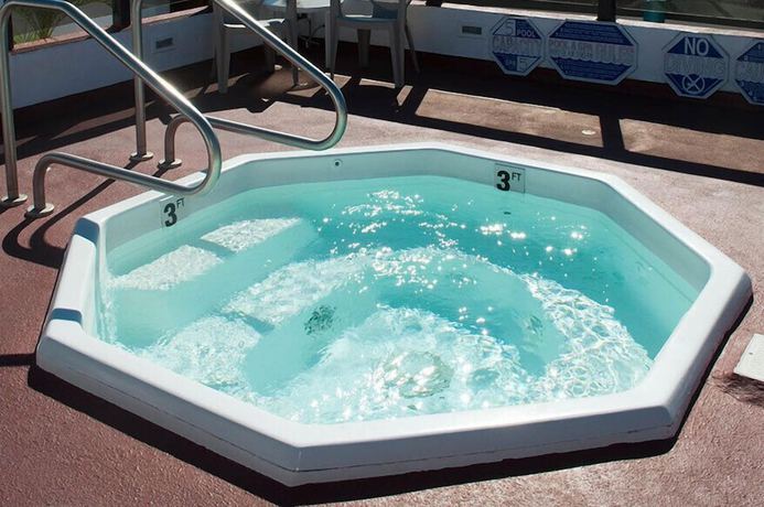 Imagen de la piscina del Hotel Laguna Surf. Foto 18