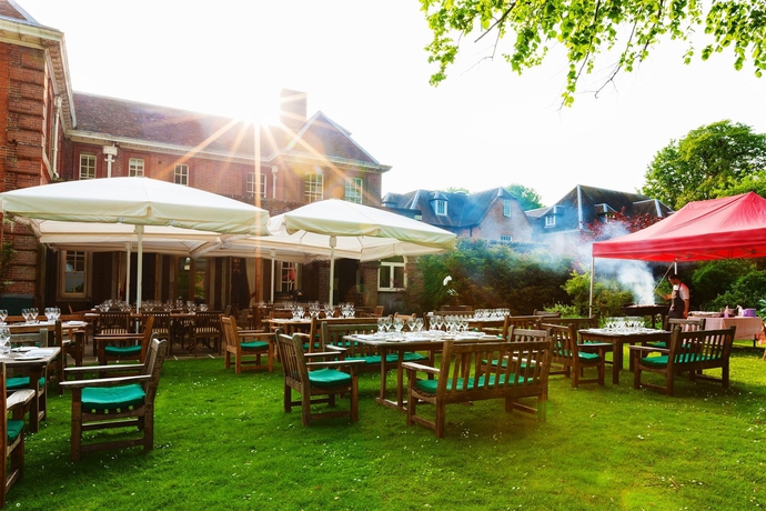 Imagen de los exteriores del Hotel Lainston House. Foto 6