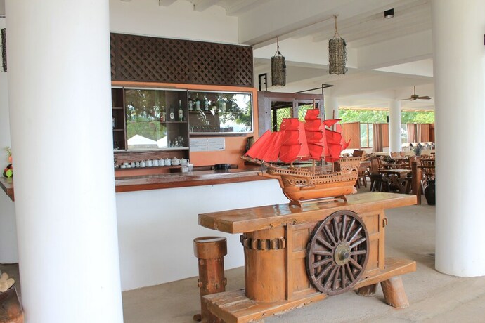 Imagen del bar/restaurante del Hotel Laiya White Cove Beach Resort. Foto 22