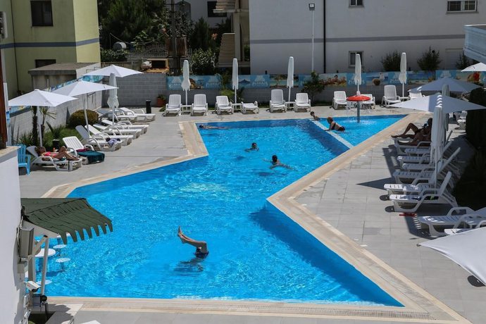 Imagen de la piscina del Hotel Lakaj 2. Foto 16