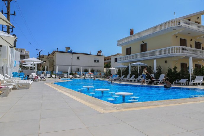Imagen de la piscina del Hotel Lakaj 2. Foto 17