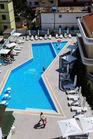 Imagen de la piscina del Hotel Lakaj 2. Foto 18