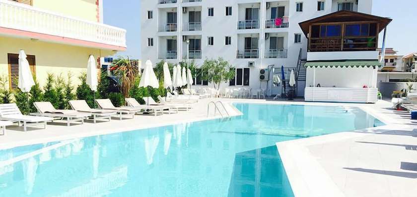 Imagen de la piscina del Hotel Lakaj 2. Foto 19