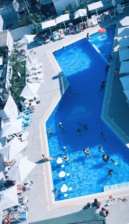 Imagen de la piscina del Hotel Lakaj. Foto 12