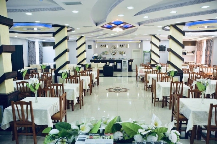 Imagen del bar/restaurante del Hotel Lakaj. Foto 3