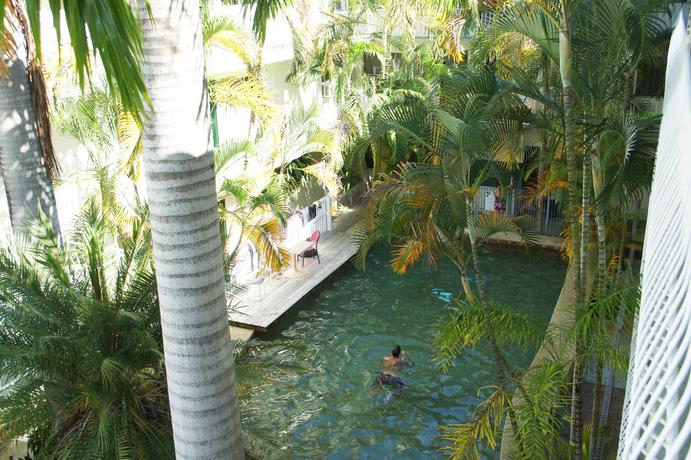 Imagen de la piscina del Hotel Lake Central. Foto 7