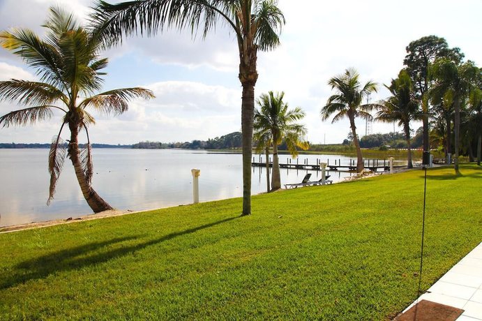 Imagen de los exteriores del Hotel Lake Grassy Inn and Suites. Foto 19