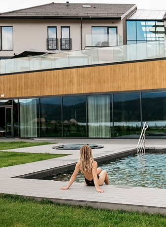 Imagen de la piscina del Hotel Lake Hill Resort and Spa. Foto 15