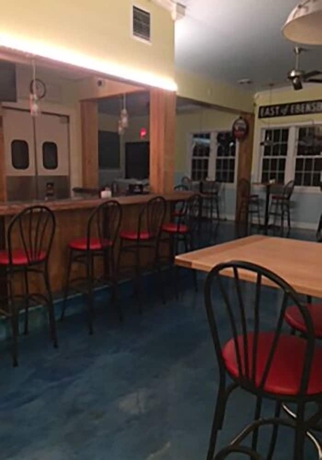 Imagen del bar/restaurante del Hotel Lake Inn and Restaurant. Foto 9