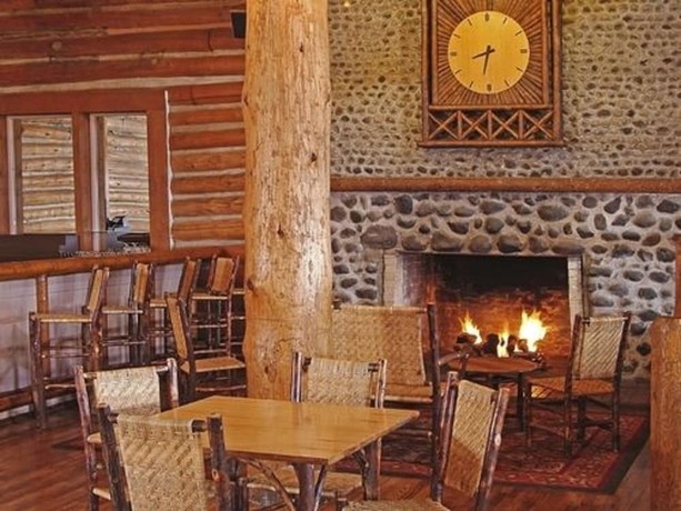 Imagen del bar/restaurante del Hotel Lake Lodge Cabins - Inside The Park. Foto 15