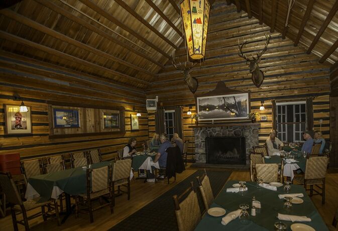 Imagen del bar/restaurante del Hotel Lake Mcdonald Lodge - Inside The Park. Foto 13