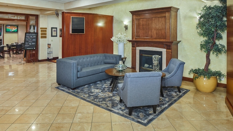 Imagen de los interiores del Hotel Lake Natoma Inn. Foto 12