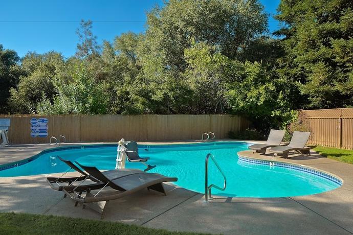 Imagen de la piscina del Hotel Lake Natoma Inn. Foto 18