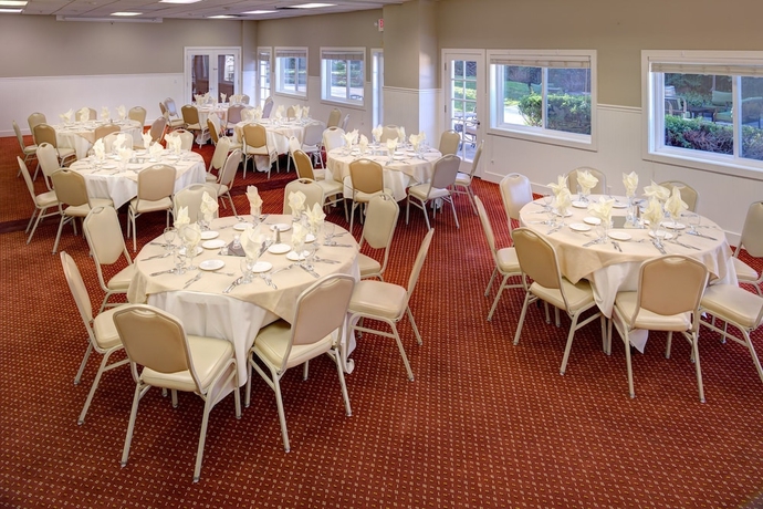 Imagen de los interiores del Hotel Lake Natoma Inn. Foto 15