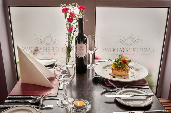 Imagen del bar/restaurante del Hotel Lake Of Shadows. Foto 13