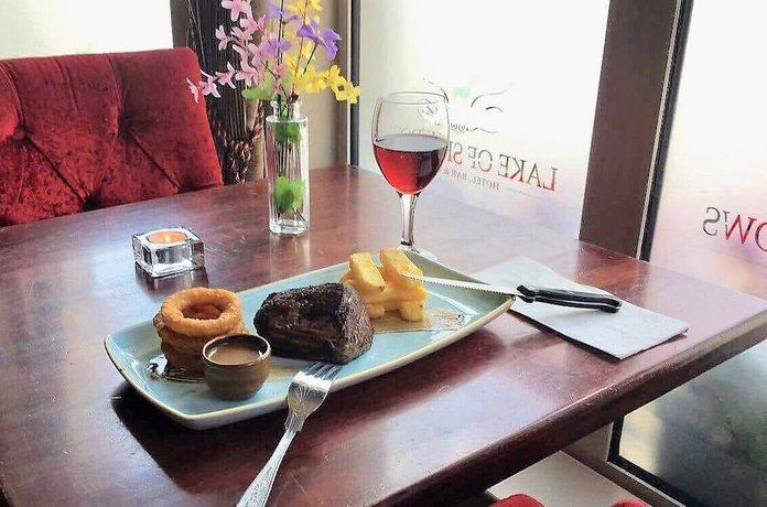 Imagen del bar/restaurante del Hotel Lake Of Shadows. Foto 15